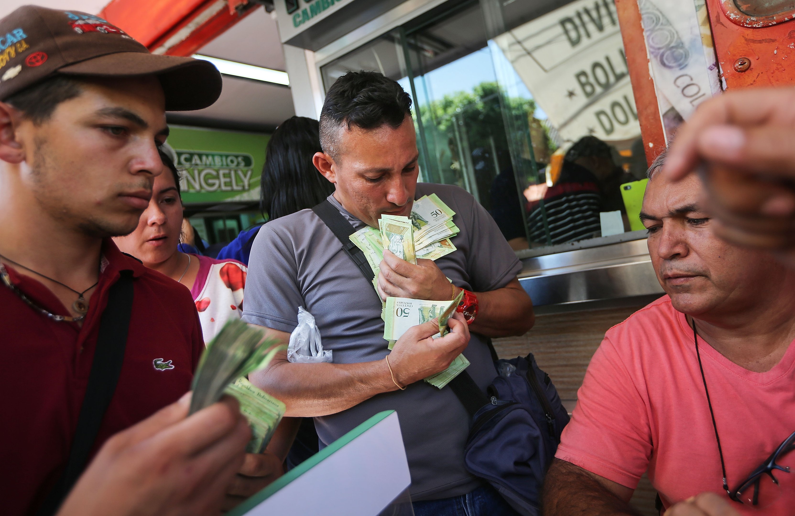 Agora há mais dólares que bolívares na Venezuela