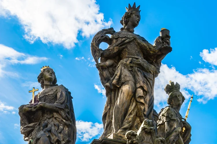 Santas católicas, com Santa Barbara em destaque: filha de um pagão, a menina se converteu em segredo ao cristianismo, quando era criança (PhotoFires/Getty Images)