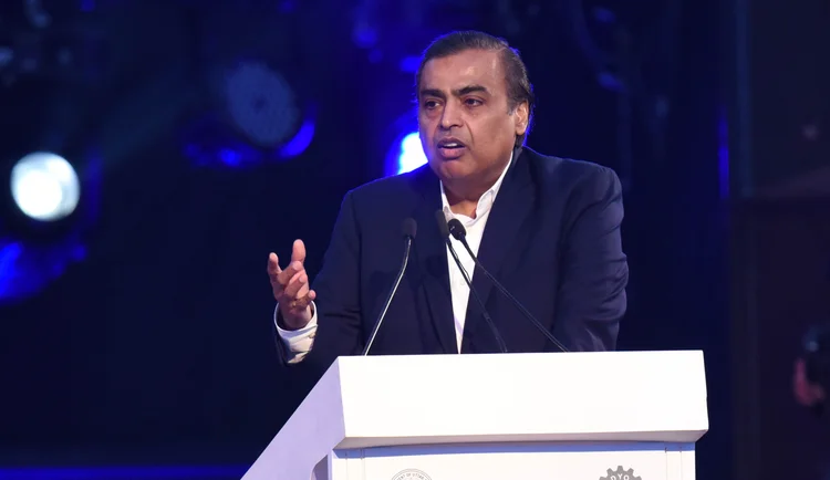 Chariman da Indústria Reliance Mukesh Ambani fala em evento UP Investors' Summit, em 2018, na Índia.
 (Subhankar Chakraborty/Hindustan Times/Getty Images)