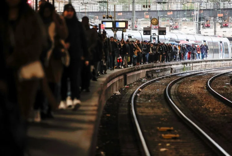 Na segunda-feira, os manifestantes bloquearam o tráfego na linha 1 do metrô de Paris e ocuparam os trilhos do trem em Lyon (reuters/Reuters)