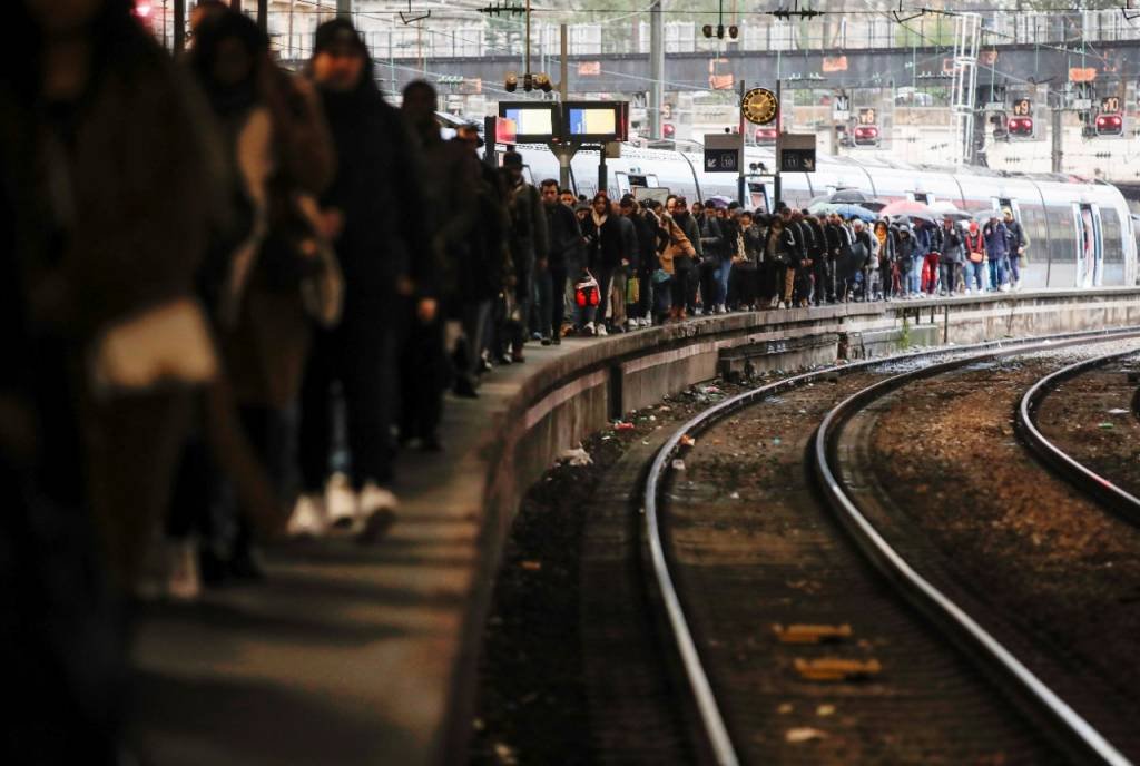 Greve nos transportes continua na França e atrapalha viagens de Natal