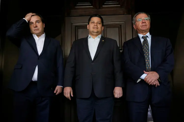 Maia, Alcolumbre e Guedes: proposta do ministro, agora, é um imposto sobre transações digitais (Adriano Machado/Reuters)