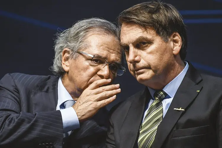 O ministro Paulo Guedes e o presidente Jair Bolsonaro: o mesmo governo que propõe reformas econômicas trabalha pouco pela aprovação delas (Mauro Pimentel/AFP)