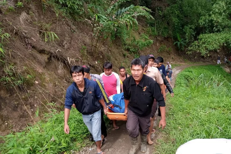 As tragédias são frequentes nas estradas na Indonésia devido ao mau estado de conservação das rodovias (Antara Foto/Reuters)