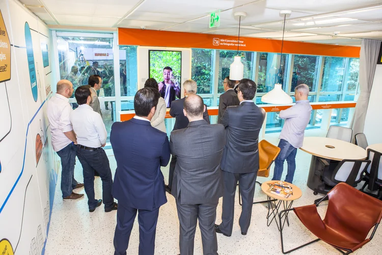 Executivos do Itaú no centro de experiência do cliente: a meta é aumentar o NPS em 10 pontos até o ano que vem (Felipe Gombossy/Divulgação)