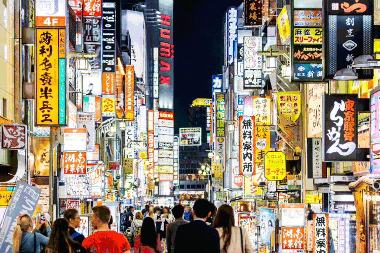 Japão: funcionárias ganharam, em média, 54,9% do que os funcionários homens receberam nos cinco maiores bancos (Alexander Spatari/Getty Images)