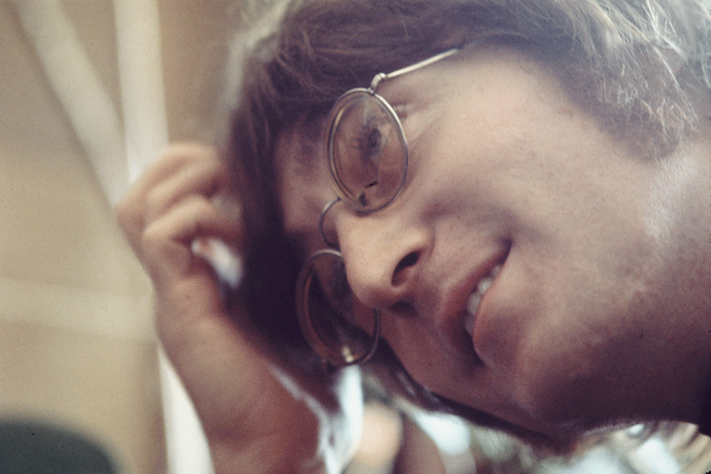 Óculos redondos de John Lennon são vendidos por US$ 183 mil