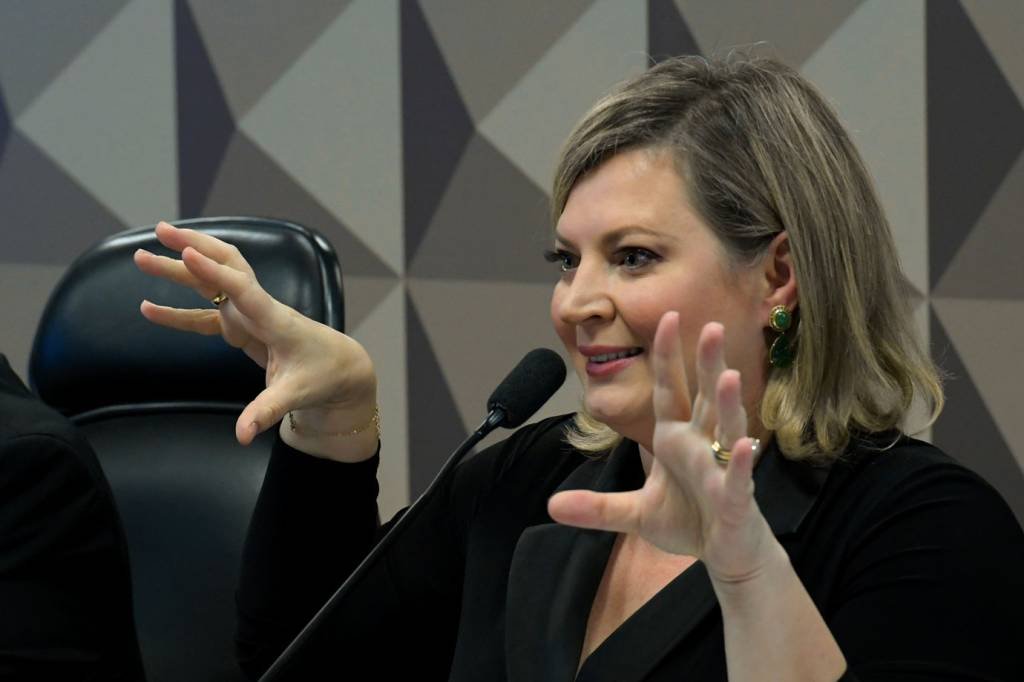 Joice entra com pedido de impeachment de Bolsonaro após falas de Moro