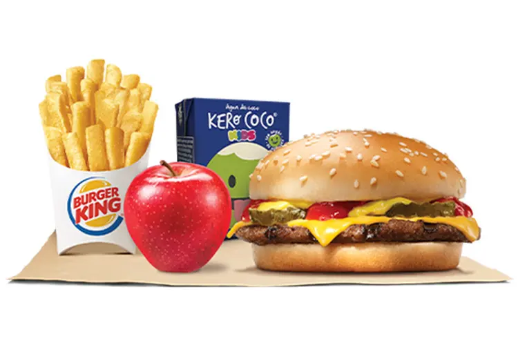 Combo King Jr. será servido sem embalagem de papelão, mas continuará vindo com os brindes (Burger King/Divulgação)