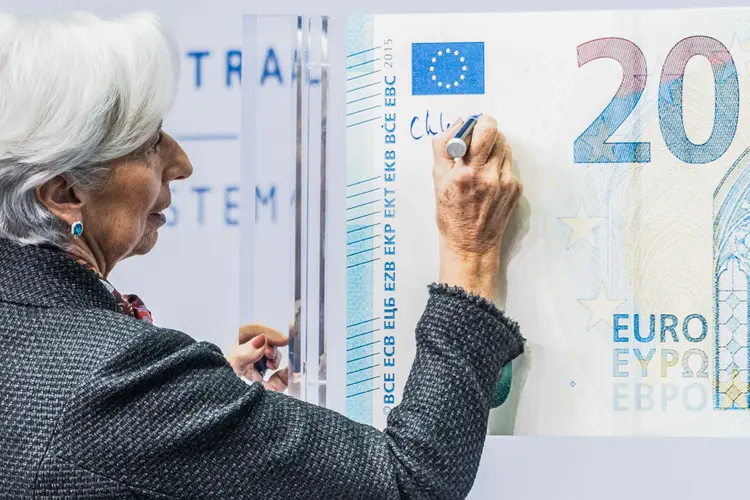 Christine Lagarde, presidente do BCE, colocando sua assinatura na nota do euro em 27 de novembro de 2019 (Peter Juelich/Bloomberg)