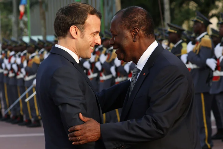 Macron e Ouattara: presidente francês disse ser "inadmissível glorificar a colonização", algo que ele "sempre condenou" (Luc Gnago/Reuters)