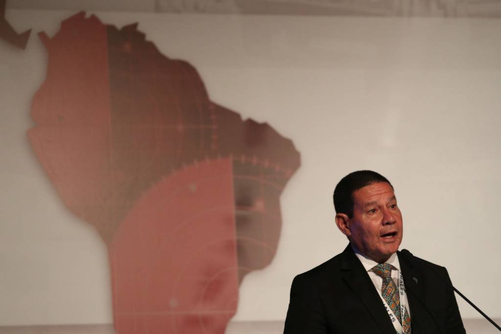 Ainda estamos no pré-pico e precisamos continuar isolamento, diz Mourão