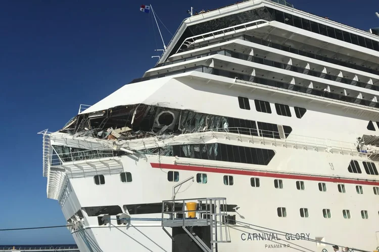 Cruzeiros colidem em Cozumel, no México: um passageiro ficou ferido e o deque de um dos navios foi destruído (JORDAN MOSELEY/Reuters)