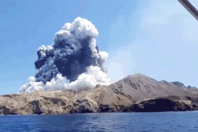 Nova Zelândia: pelo menos cinco pessoas morreram devido à erupção do vulcão Whakaari (Instagram/Reuters)