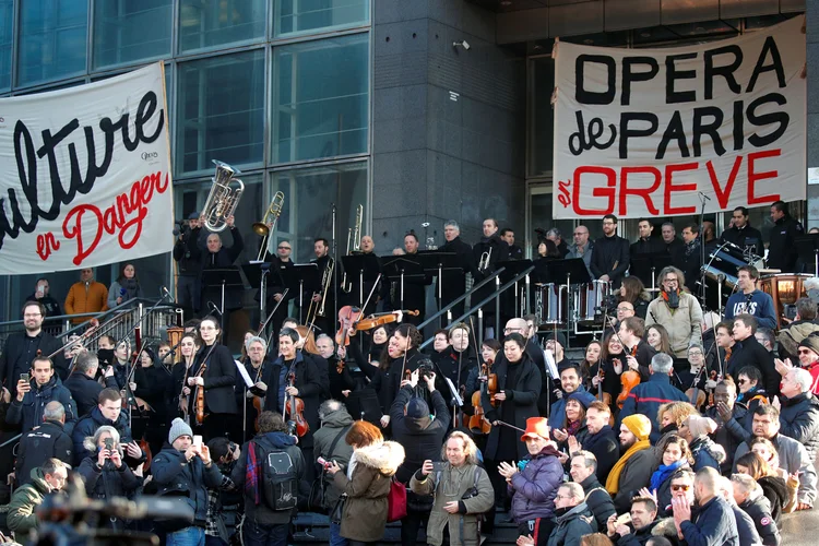 Ópera de Paris: atrás dos músicos, em uma enorme faixa estendida, era possível ler a frase "A Ópera de Paris em greve" (Charles Platiau/Reuters)