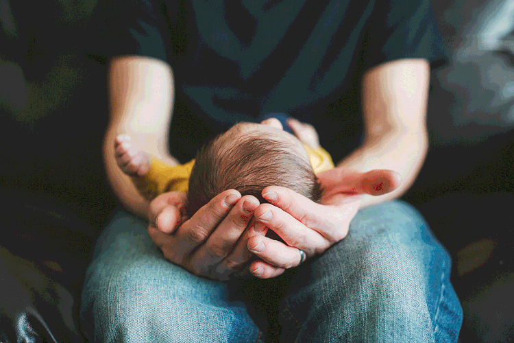 Em nova campanha, Grupo O Boticário convida consumidores a refletir sobre o conceito de paternidade – e questiona por que cinco dias de licença paternidade é muito pouco (Annie Otzen/Getty Images)