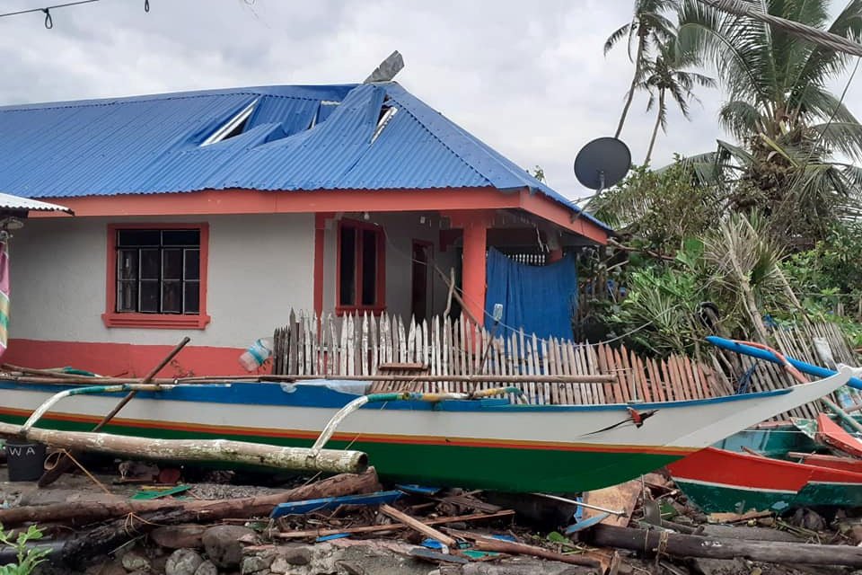 Sobe para 47 número de mortes causadas por tufão nas Filipinas