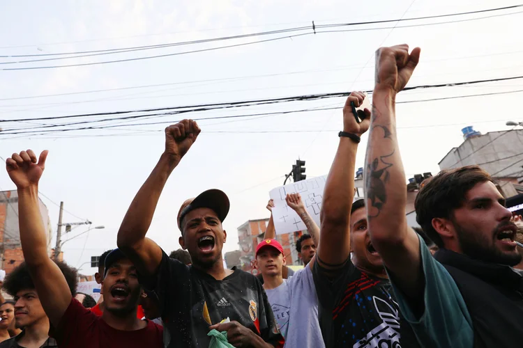 Paraisópolis: grupo de manifestantes protesta contra PM na comunidade onde mortes aconteceram  (Amanda Perobelli/Reuters)