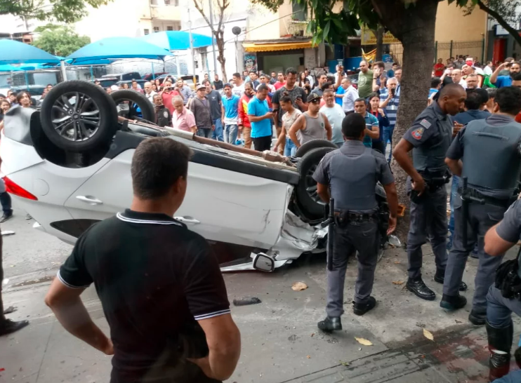 Perseguição policial em São Paulo termina em troca de tiros e capotamento