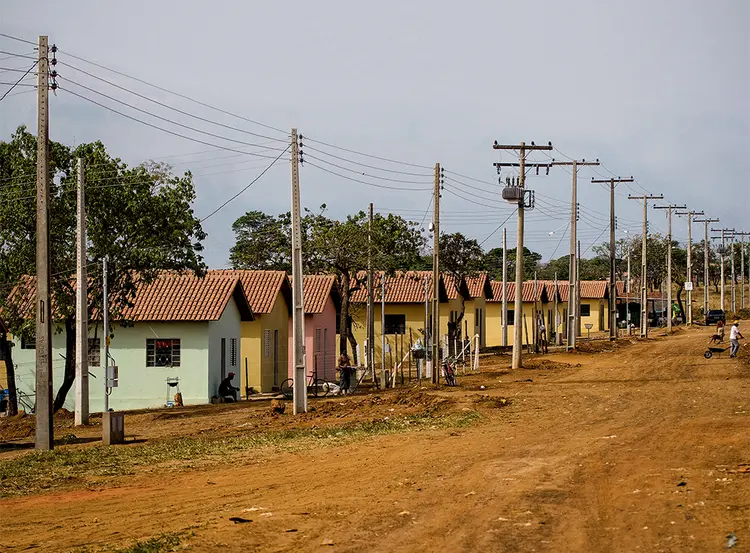 Moradias populares em Goiânia: o estado de Goiás tem o pior índice de interrupções de energia elétrica do país (Eduardo Justiniano/AGB Photo)