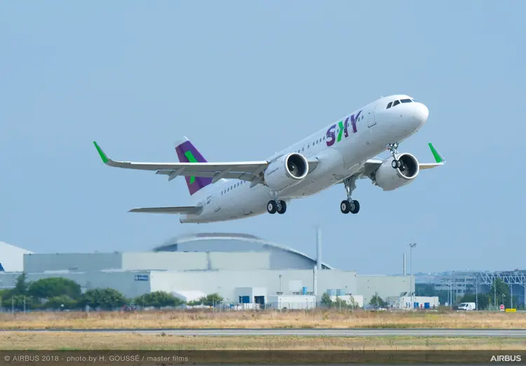 Avião A320neo da low-cost chilena Sky Airline: Airbus está correndo para entregar as encomendas do modelo (H Gousse/Master films/Airbus/Divulgação)