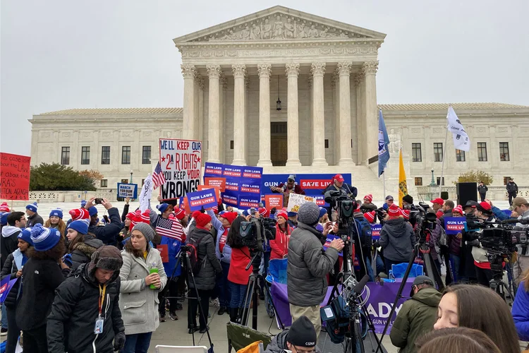 Suprema Corte dos Estados Unidos: grupo a favor dos direitos às armas protesta em frente ao órgão que fará julgamento sobre o tema (Andrew Chung/Reuters)