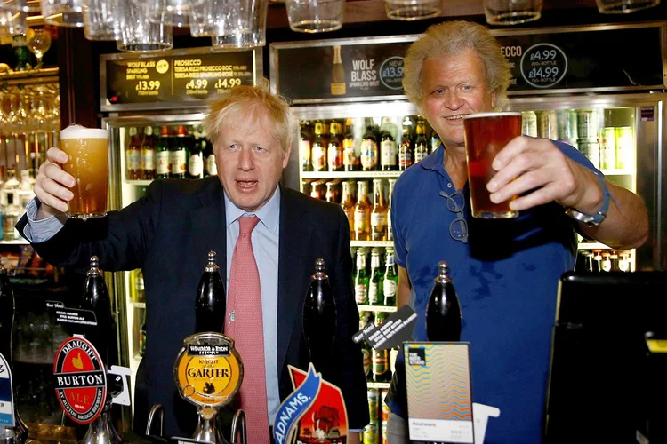 Boris Johnson e Tim Martin, do JD Wetherspoon: o empresário é um dos maiores entusiastas do primeiro-ministro e do Brexit (Henry Nicholls / WPA Pool/Getty Images)