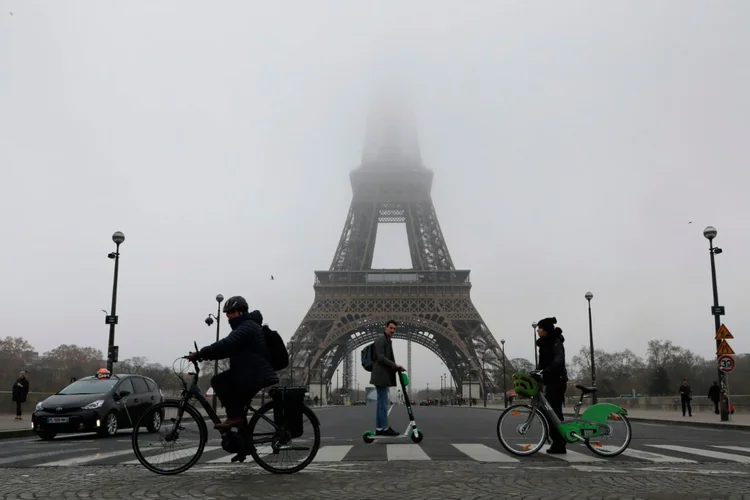 Torre Eiffel: um dos principais pontos turísticos de Paris está fechado (Foto/AFP)