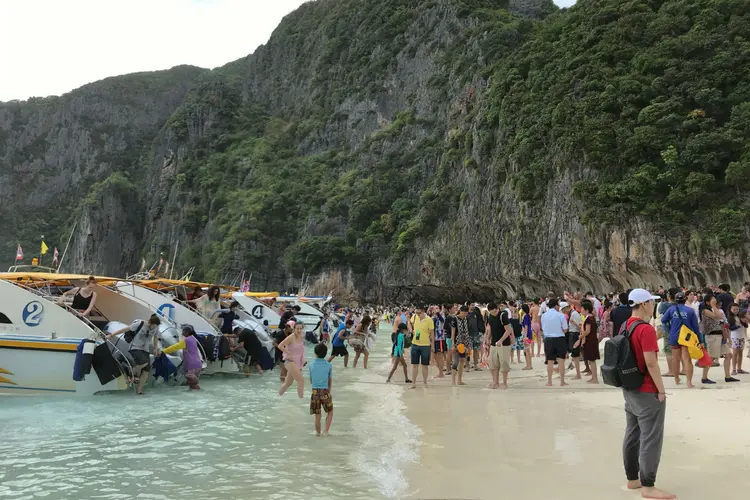 Turistas em Maya Bay, onde foi filmado o filme "A Praia" na Tailândia: excesso de turistas governo anunciar o encerramento das visitas ao local a partir de 2021 (Marka / Colaborador/Getty Images)