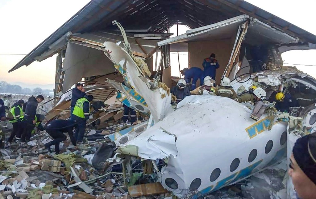 Cazaquistão: avião se partiu em dois e atingiu uma casa após a queda (Christopher Rickleton/AFP)