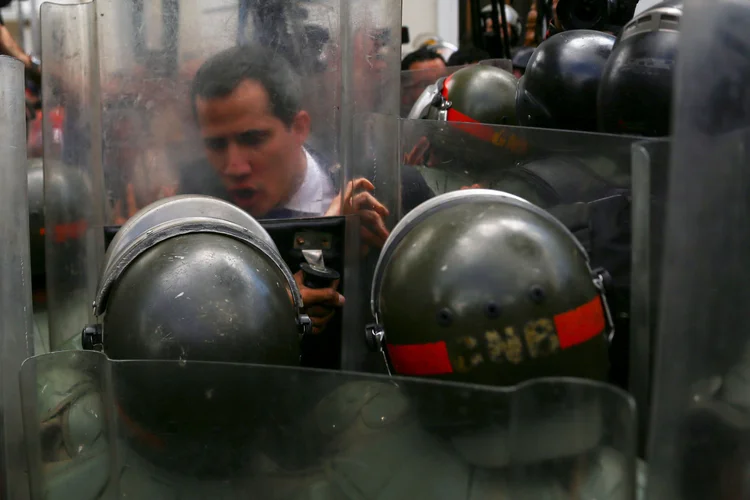 Juan Guaidó: presidente da Assembléia Nacional da Venezuela e líder da oposição entra no prédio da Assembléia Nacional em Caracas, Venezuela, nesta terça-feira (7) (Fausto Torrealba/Reuters)