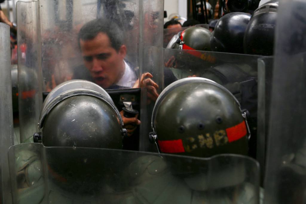 Liderada por Guaidó, oposição entra à força no Parlamento da Venezuela