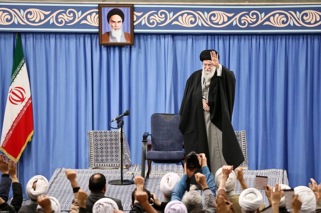 Líder supremo do Irã pede maior cooperação na região e critica os EUA