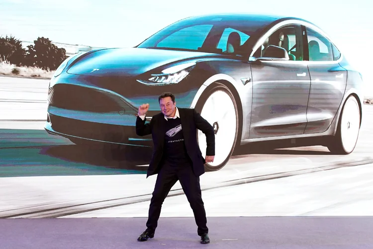 Elon Musk em entrega de um Model 3 na China: valor de mercado passou de 100 bilhões de dólares pela primeira vez (Aly Song/Reuters)