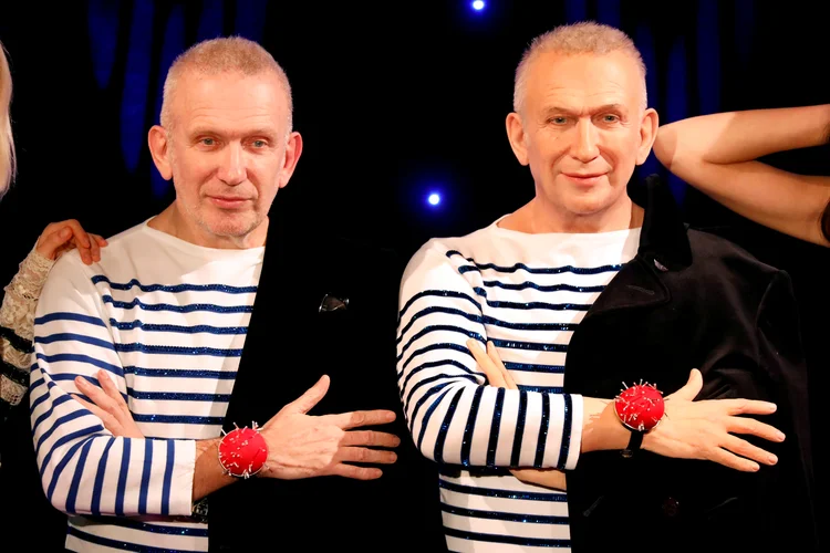 Jean-Paul Gaultier ao lado de uma estátua de cera com seu rosto: um dos ícones da moda europeia (Charles Platiau/File Photo/Reuters)