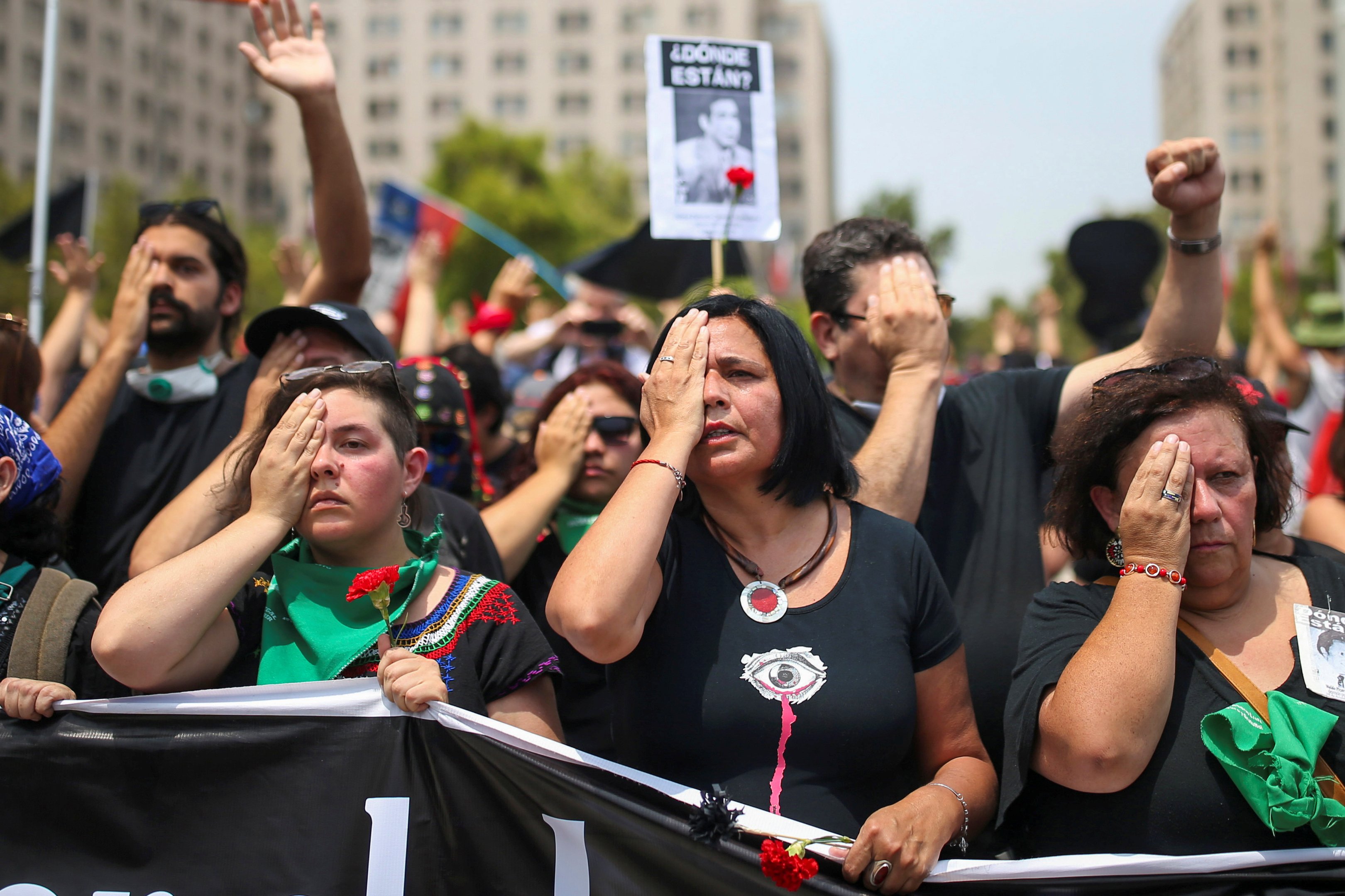 Chilenos protestam contra repressão policial nas manisfestações