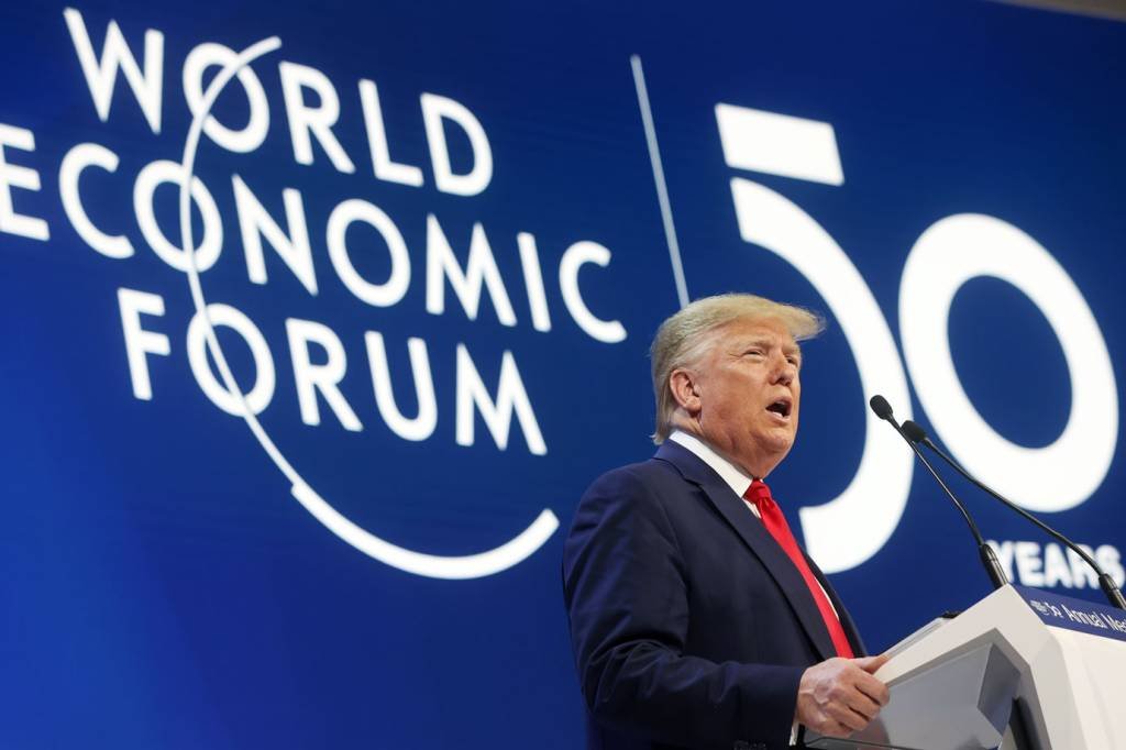 Em Davos, Trump elogia sucesso econômico dos EUA e critica FED