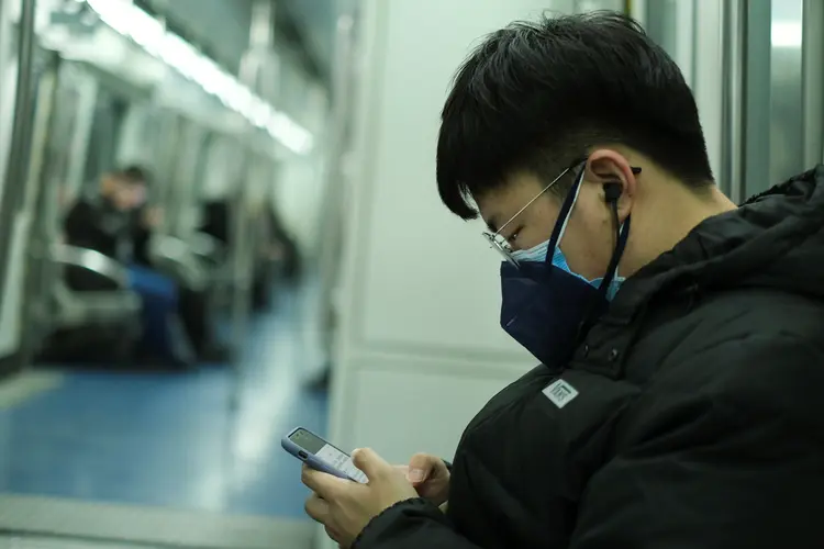 Província mais populosa da China impõe obrigatoriedade de seus habitantes usarem máscaras respiratórias (Carlos Garcia Rawlins/Reuters)