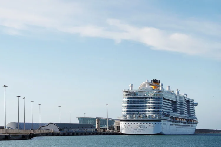 Navio Costa Smeralda: passageiros não podem descer de navio (Guglielmo Mangiapane/Reuters)