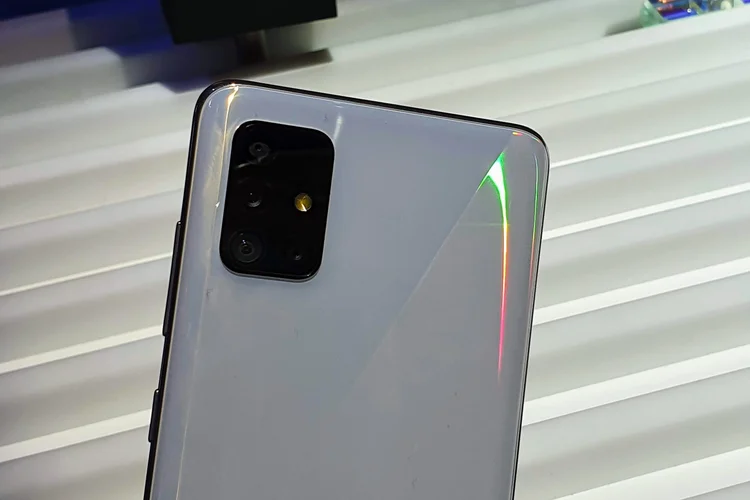 Galaxy S10 Lite: smartphone da Samsung tem câmera com lente macro (Lucas Agrela/Site Exame)