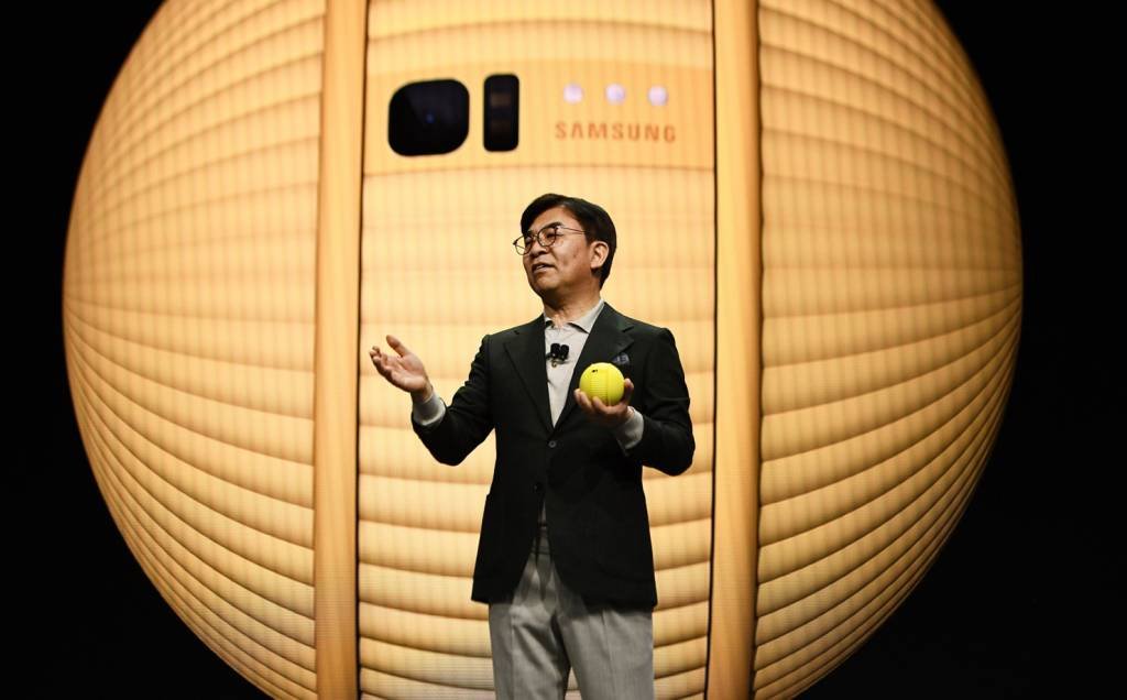 Hyun-Suk Kim, presidente da Samsung apresenta Ballie, robô desenvolvido na forma de uma bola de tênis (Bridget Bennett/Bloomberg)
