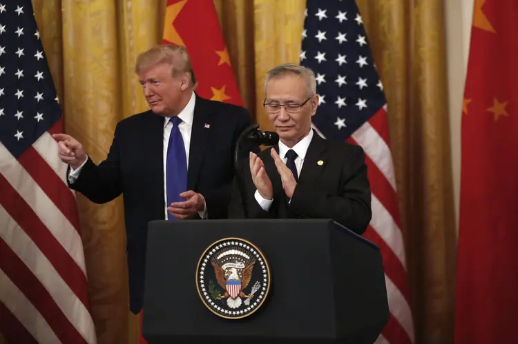 Liu He, vice-premiê da China e Donald Trump, presidente dos EUA assinam acordo comercial inicial (15 de janeiro de 2010) (Zach Gibson/Bloomberg)