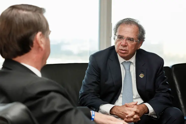 Jair Bolsonaro e Paulo Guedes: ministro liberal defende controle de gastos para estimular confiança e investimentos (Isac Nóbrega/PR/Flickr)