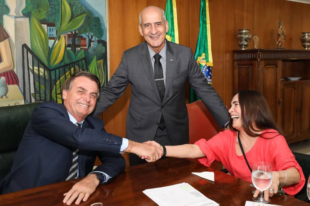 Regina Duarte aceita convite de Bolsonaro para Secretaria da Cultura