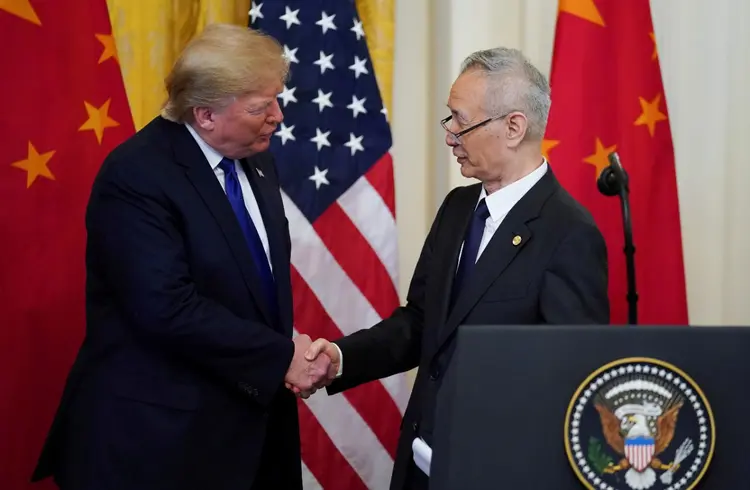 Trump e secretário chinês assinam acordo comercial: compromisso envolve aumentar compras de produtos e serviços norte-americanos em ao menos 200 bilhões de dólares (Kevin Lamarque/Reuters)