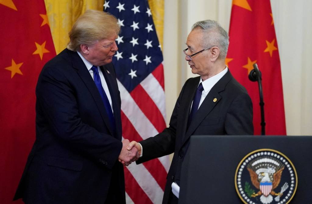 Guerra Comercial: O presidente dos EUA, Donald Trump, cumprimenta o vice-primeiro-ministro chinês, Liu He, durante uma cerimônia de assinatura da &#8220;fase 1&#8221; do acordo comercial (Kevin Lamarque/Reuters)