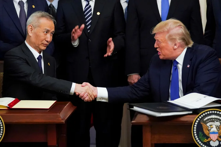 Assinatura do acordo entre EUA e China: país asiático se comprometeu em comprar 200 bilhões de dólares dos EUA (Kevin Lamarque/Reuters)