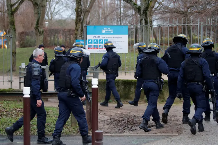 Polícia francesa: autoridades isolaram área em Villejuif, perto de Paris, após ataque com faca (Charles Platiau/Reuters)