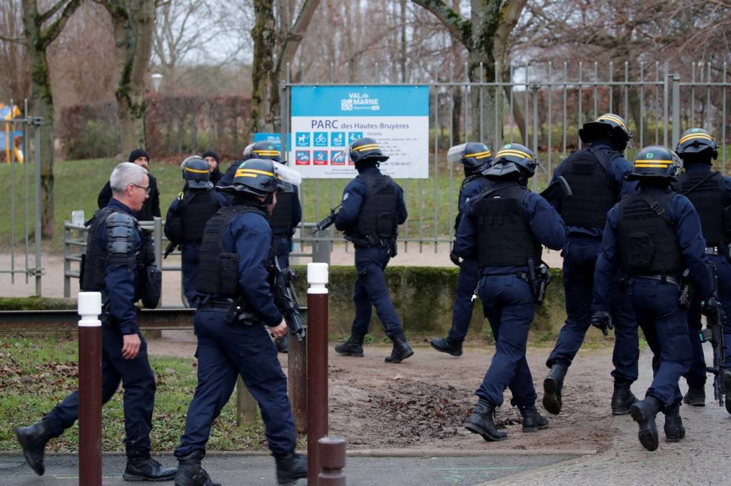 Promotoria antiterrorista francesa investiga ataque a faca perto de Paris