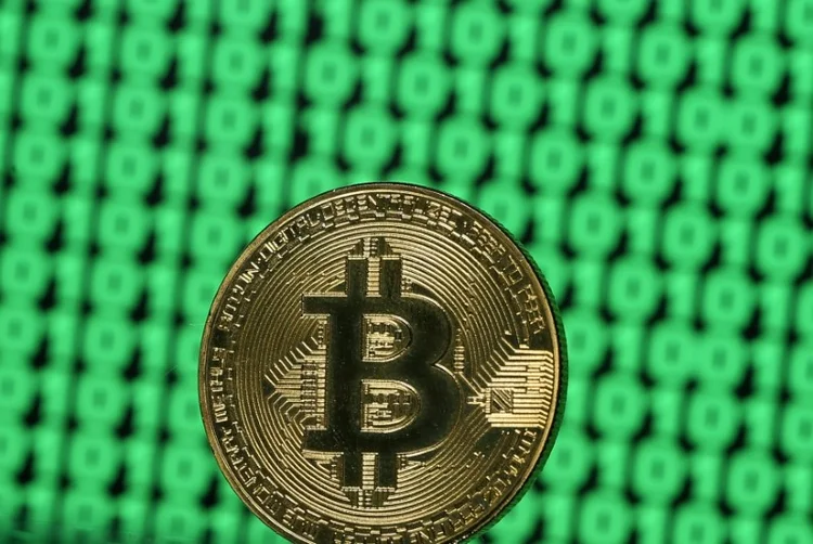 O bitcoin é negociado por 60.071 dólares no momento (INA FASSBENDER/Getty Images)